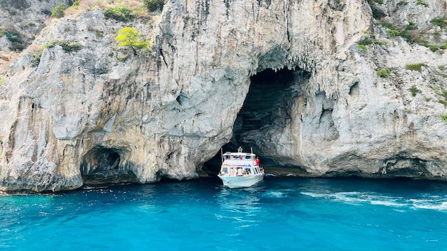 イタリア 青の洞窟の魅力は神秘的な光景！行き方や見どころなどを解説 | NEWT（ニュート）